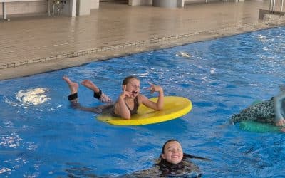 Pyjama an und ab ins Wasser! –  Klasse 4 beim „Schlafanzug-Schwimmen“