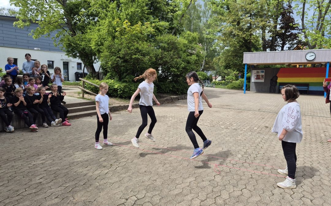 Springen, lachen, mitfiebern – Der große Gummitwist-Wettbewerb an der Grundschule Hagelloch